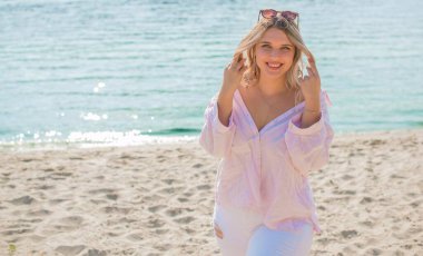 Artı, doğada boy Amerikalı sarışın kadın, hayatın tadını çıkar, kumsalda yürü. İnsanların hayatı XI boyutunda, mutlu, güzel, güzel bir kadın.