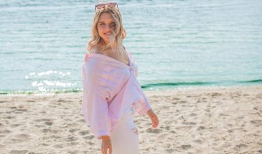 Artı, doğada boy Amerikalı sarışın kadın, hayatın tadını çıkar, kumsalda yürü. İnsanların hayatı XI boyutunda, mutlu, güzel, güzel bir kadın.