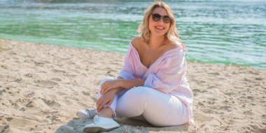 Artı, doğada boy Amerikalı sarışın kadın, hayatın tadını çıkar, kumsalda yürü. İnsanların hayatı XI boyutunda, mutlu, güzel, güzel bir kadın.