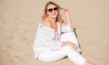 Artı, doğada boy Amerikalı sarışın kadın, hayatın tadını çıkar, kumsalda yürü. İnsanların hayatı XI boyutunda, mutlu, güzel, güzel bir kadın.