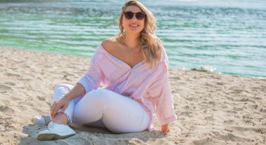 Artı, doğada boy Amerikalı sarışın kadın, hayatın tadını çıkar, kumsalda yürü. İnsanların hayatı XI boyutunda, mutlu, güzel, güzel bir kadın.