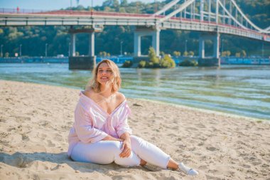 Artı, doğada boy Amerikalı sarışın kadın, hayatın tadını çıkar, kumsalda yürü. İnsanların hayatı XI boyutunda, mutlu, güzel, güzel bir kadın.