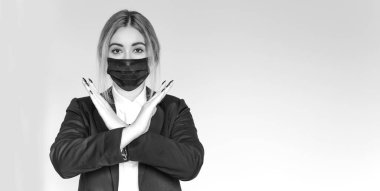 Takım elbiseli ve koruyucu maskeli bir kadın. Karantina ve koronavirüs kavramı. Kendini hastalıklardan koru. Sağlık Hizmetleri