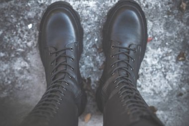 Modaya uygun gotik deri çizmeler. Ayakkabı konsepti, fantezi uniseks şeyleri.