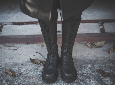 Modaya uygun gotik deri çizmeler. Ayakkabı konsepti, fantezi uniseks şeyleri.