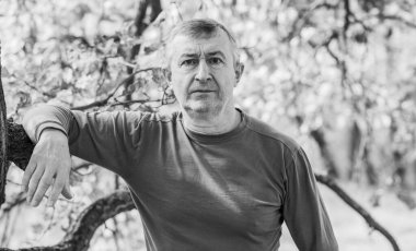 Orta yaş bunalımı. Üzgün ve felsefi bir havası olan olgun bir Avrupalı. 50 yıl sonra yaşam konsepti, sorunlar ve depresyon.