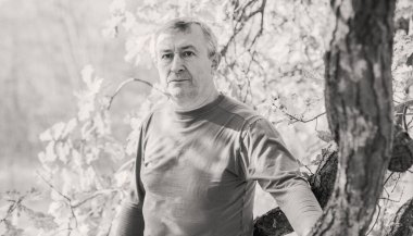 Orta yaş bunalımı. Üzgün ve felsefi bir havası olan olgun bir Avrupalı. 50 yıl sonra yaşam konsepti, sorunlar ve depresyon.