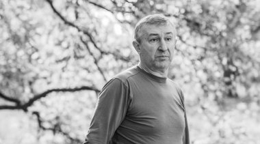 Orta yaş bunalımı. Üzgün ve felsefi bir havası olan olgun bir Avrupalı. 50 yıl sonra yaşam konsepti, sorunlar ve depresyon.