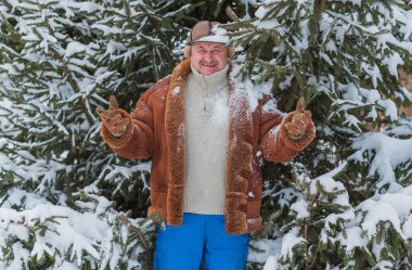 Emekli olmuş yaşlı bir adamın yaşam tarzı, kışın kışın kışın karlı bir gün, eğlence konsepti.