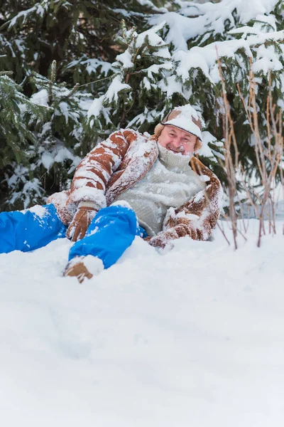 Livsstil Äldre Man Pensionerad Senior Man Vintern Snöig Dag Naturen — Stockfoto