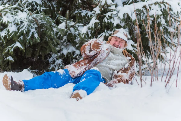 Livsstil Äldre Man Pensionerad Senior Man Vintern Snöig Dag Naturen — Stockfoto
