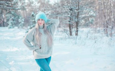 Tombul kız, kilolu, iri yarı, Amerikan ya da Avrupalı görünümlü, kilolu, şık giyinmiş, yün elbiseli genç bayan. Doğal güzellik.