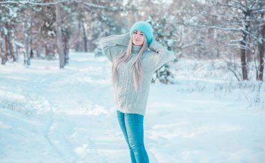 Tombul kız, kilolu, iri yarı, Amerikan ya da Avrupalı görünümlü, kilolu, şık giyinmiş, yün elbiseli genç bayan. Doğal güzellik.