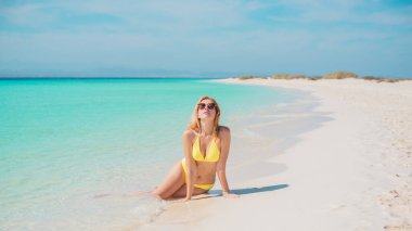 Avrupalı Kadın Turist, tatil zamanı, Tropikal ve Afrika görüşleri, seyahat ve macera kavramı