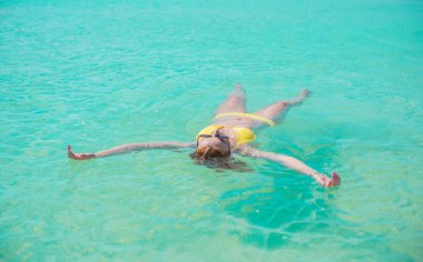 Avrupalı Kadın Turist, tatil zamanı, Tropikal ve Afrika görüşleri, seyahat ve macera kavramı