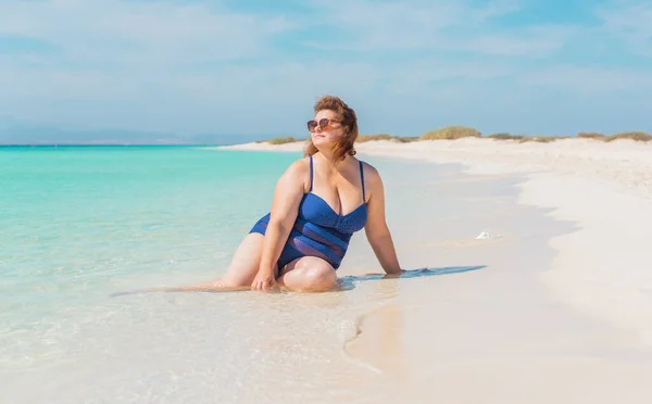 Más Tamaño Mujer Americana Playa Disfrutar Vida Vida Gente Xxl — Foto de Stock