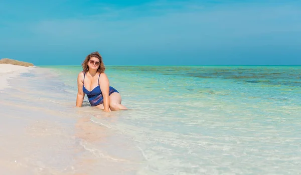 Rozmiar Amerykańska Kobieta Plaży Cieszyć Się Życiem Życie Ludzi Xxl — Zdjęcie stockowe