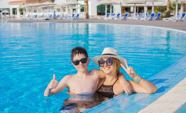 Хлопчик Мама Відпочивають Відпустці Хлопчик Підліток Який Плаває Басейні Дитячий — стокове фото