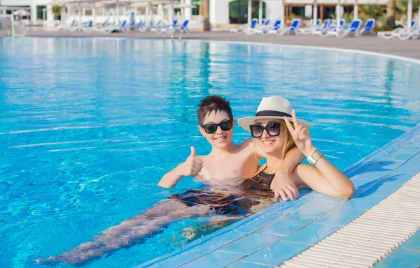 Хлопчик Мама Відпочивають Відпустці Хлопчик Підліток Який Плаває Басейні Дитячий — стокове фото