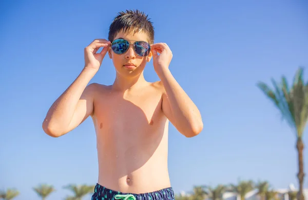 Chlapec Odpočívá Dovolené Teenage Boy Swimming Pool Children Lifestyle Užijte — Stock fotografie