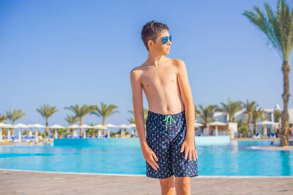 Junge Ruhe Den Ferien Teenager Schwimmbad Lebensstil Für Kinder Das — Stockfoto