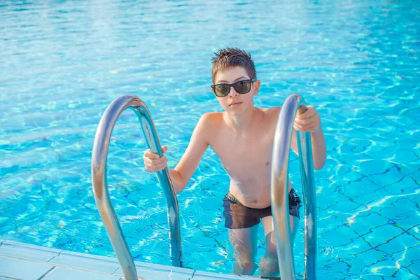 Junge Ruhe Den Ferien Teenager Schwimmbad Lebensstil Für Kinder Das — Stockfoto