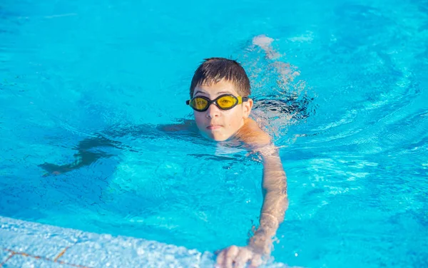 Junge Ruhe Den Ferien Teenager Schwimmbad Lebensstil Für Kinder Das — Stockfoto