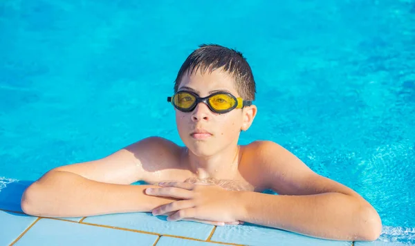 Chlapec Odpočívá Dovolené Teenage Boy Swimming Pool Children Lifestyle Užijte — Stock fotografie