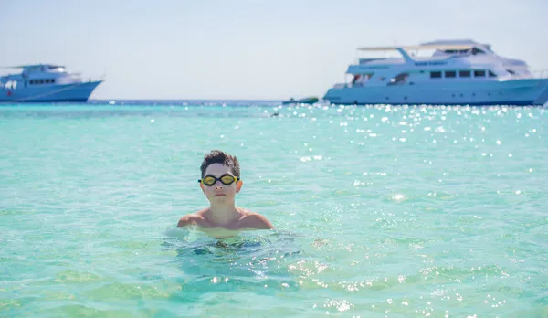 Adolescente Nadando Oceano Estilo Vida Das Crianças Aproveite Vida Conceito — Fotografia de Stock