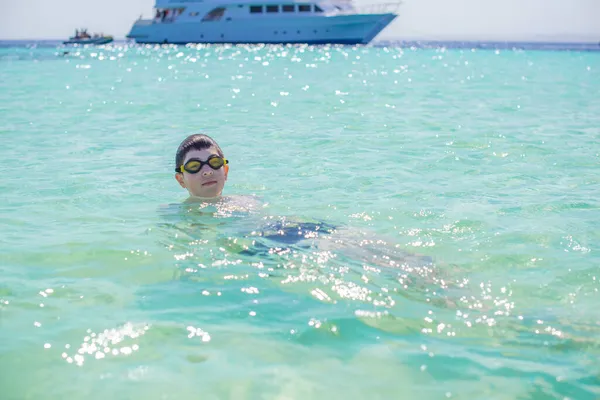 Adolescente Nadando Oceano Estilo Vida Das Crianças Aproveite Vida Conceito — Fotografia de Stock