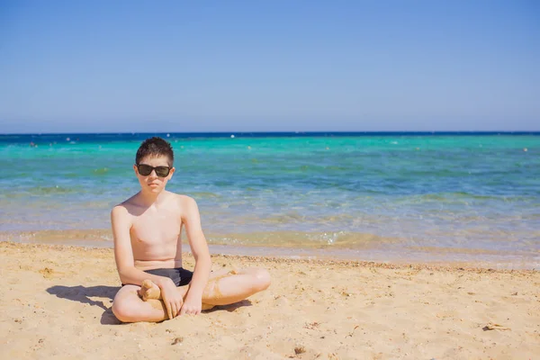 Menino Adolescente Com Mau Humor Mar Estilo Vida Infantil Conceito — Fotografia de Stock