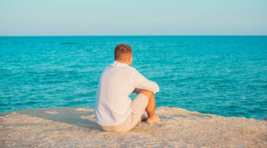 Doğadaki genç yakışıklı erkeklerin felsefe portresi, yaşam tarzı konsepti 