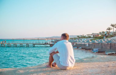 Doğadaki genç yakışıklı erkeklerin felsefe portresi, yaşam tarzı konsepti 