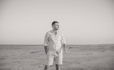 Doğadaki genç yakışıklı erkeklerin felsefe portresi, yaşam tarzı konsepti 