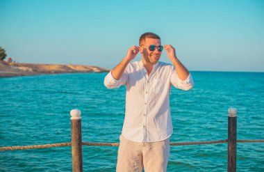 Kumsaldaki erkekler huzur içinde, dinlensinler. Denizdeki genç yakışıklıların yaz portresi, Afrika ülkelerinde tatil kavramı, Mısır