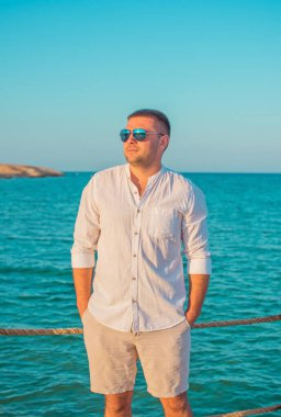 Kumsaldaki erkekler huzur içinde, dinlensinler. Denizdeki genç yakışıklıların yaz portresi, Afrika ülkelerinde tatil kavramı, Mısır