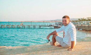 Kumsaldaki erkekler huzur içinde, dinlensinler. Denizdeki genç yakışıklıların yaz portresi, Afrika ülkelerinde tatil kavramı, Mısır