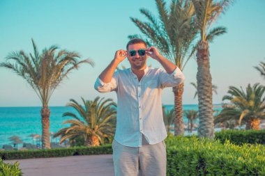 Kumsaldaki erkekler huzur içinde, dinlensinler. Denizdeki genç yakışıklıların yaz portresi, Afrika ülkelerinde tatil kavramı, Mısır