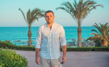 Kumsaldaki erkekler huzur içinde, dinlensinler. Denizdeki genç yakışıklıların yaz portresi, Afrika ülkelerinde tatil kavramı, Mısır