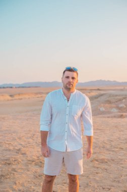 Kumsaldaki erkekler huzur içinde, dinlensinler. Denizdeki genç yakışıklıların yaz portresi, Afrika ülkelerinde tatil kavramı, Mısır