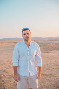 Kumsaldaki erkekler huzur içinde, dinlensinler. Denizdeki genç yakışıklıların yaz portresi, Afrika ülkelerinde tatil kavramı, Mısır