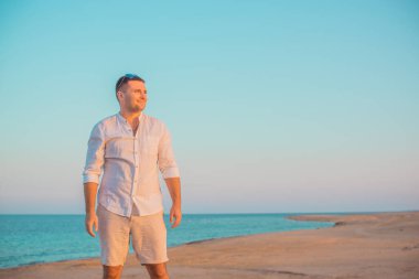 Kumsaldaki erkekler huzur içinde, dinlensinler. Denizdeki genç yakışıklıların yaz portresi, Afrika ülkelerinde tatil kavramı, Mısır