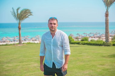 Kumsaldaki erkekler huzur içinde, dinlensinler. Denizdeki genç yakışıklıların yaz portresi, Afrika ülkelerinde tatil kavramı, Mısır