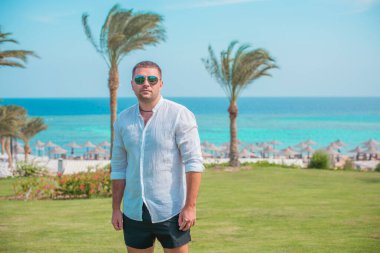 Kumsaldaki erkekler huzur içinde, dinlensinler. Denizdeki genç yakışıklıların yaz portresi, Afrika ülkelerinde tatil kavramı, Mısır