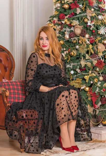 Noel zamanı zarif, genç, iri yarı, Avrupalı ya da Amerikalı bir bayan. Güzel bir tatil ortamı