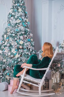 Noel zamanı hoş, genç, iri yarı, Avrupalı ya da Amerikalı bir bayan. Ev tatili için oldukça rahat bir ortam.