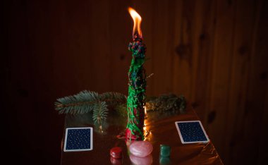 Noel kehaneti kavramı, mum ateşi ve diğer ayinler ve sihirle ilgili tahminler.