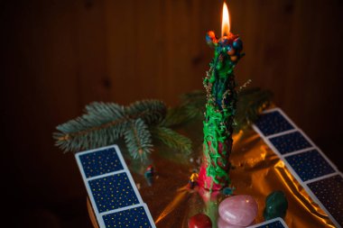 Noel kehaneti kavramı, mum ateşi ve diğer ayinler ve sihirle ilgili tahminler.
