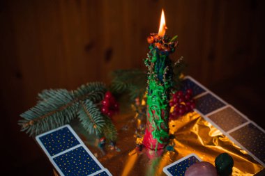 Noel kehaneti kavramı, mum ateşi ve diğer ayinler ve sihirle ilgili tahminler.