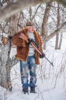 Kuzeyde kış mevsiminde avcı adam, eğlence, insan yaşam tarzı, turistler musallat oluyor. 